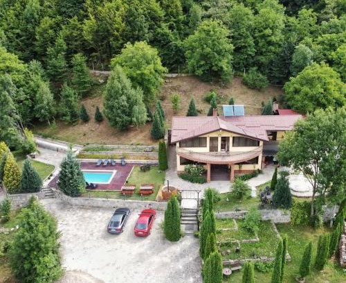 Lunca Jaristei Cabin | Paradise Awaits: Guest Rated 9.9 with Family-Friendly Amenities