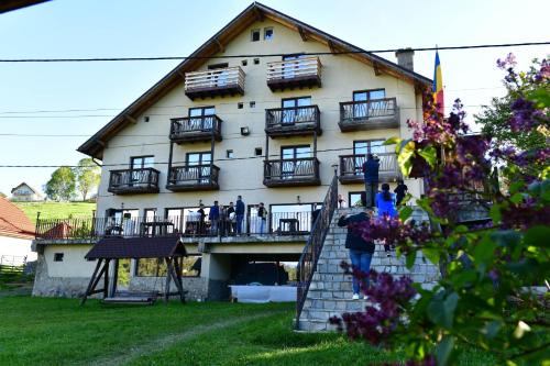 Fundata House | Experience Pensiunea Ursul Carcotas: Pet-Friendly Retreat