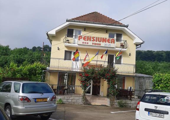 Hidiselu de Sus House | Pet-Friendly Pensiunea Vidra with Kitchen & Hot Tub
