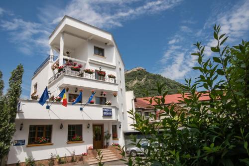 Deva House | Family-Friendly Retreat at Pensiunea Vila Europa