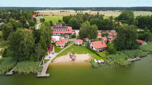 Ruciane-Nida House | Welcoming Pensjonat Wejsunek: Pet-Friendly with Hot Tub