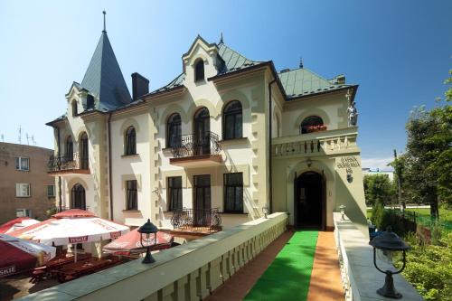 Busko-Zdroj Bed & Breakfast | Inviting Stay at Pensjonat Zamek Dersława with Breakfast