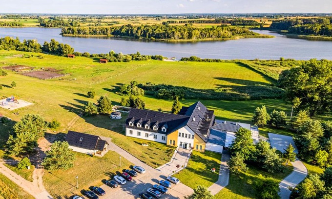gmina Lipiany Resort | Pet-Friendly Retreat at Pensjonat Zielone Wzgórze - 9/10 Rating