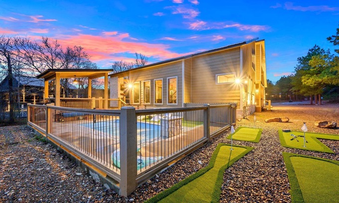 Broken Bow Cabin | Pet-Friendly Pent Haus with Pool and Gameroom Retreat