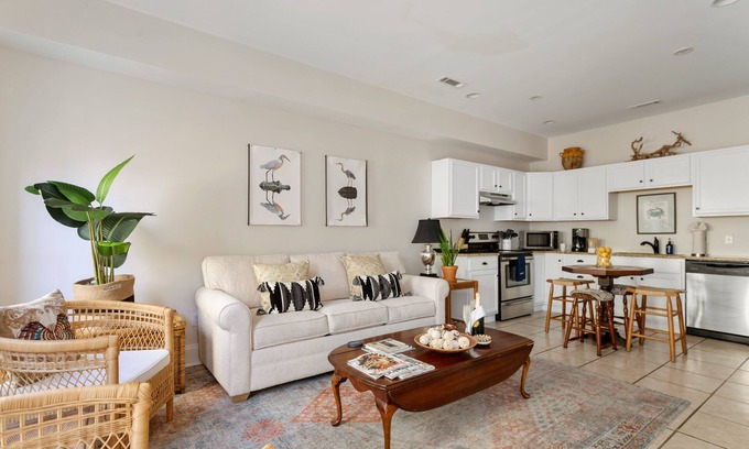 Downtown Charleston House | Discover Pentas Home: Historic Retreat with Pet-Friendly Comfort