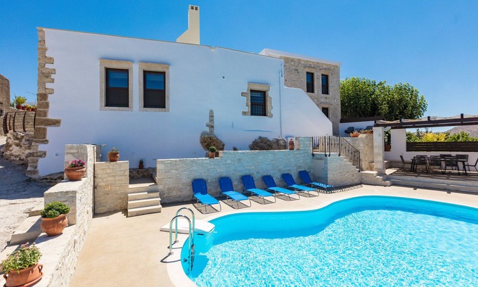 Monopari Villa | Discover Penthe Manor House: Your Oceanfront Retreat