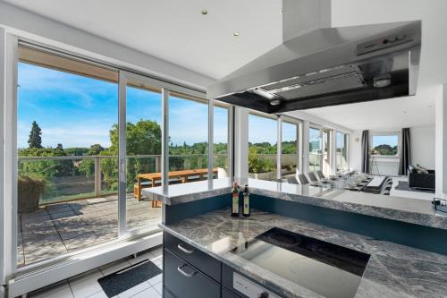 Gladbach Apartment | Exclusive Penthouse with Hot Tub, Near Düsseldorf Messe