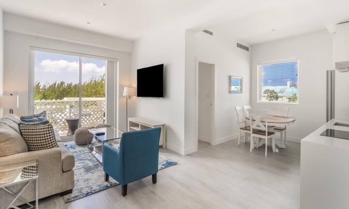 Seven Mile Beach Apartment | Gorgeous Penthouse with Rooftop Pool and Ocean Views
