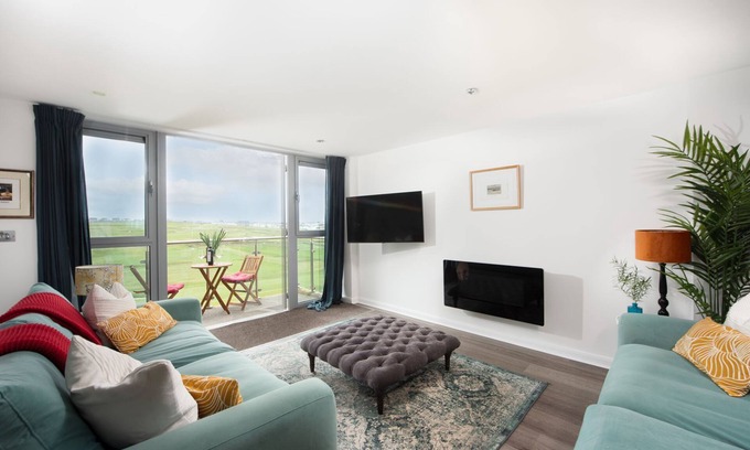 Newquay Apartment | Oceanfront Penthouse 53 Zinc for 6 - Rated 10/10 by Guests