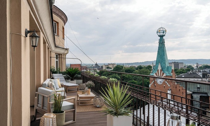 Stare Miasto Apartment | Elegant Penthouse Apartment Overlooking Old Town