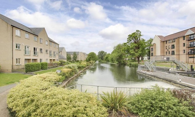 St Neots Apartment | Stylish Penthouse Apartment with Kitchen & Breakfast in Paxton
