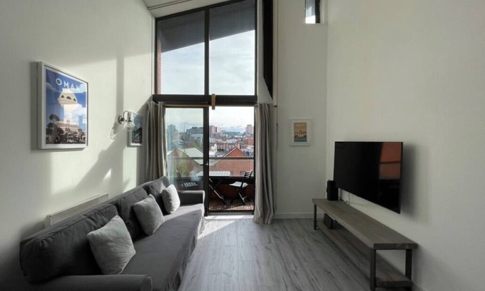 Neepsend Apartment | Exclusive Penthouse Apartment with Convenient Parking