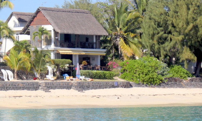 Pereybere Apartment | Beachfront Penthouse Apartment with Ocean View & Pool