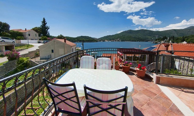 Stikovica Apartment | Beachfront Penthouse with Ocean View near Dubrovnik