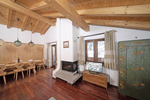 Palu Apartment | Elegant Penthouse in Central Madonna di Campiglio - 4 Star