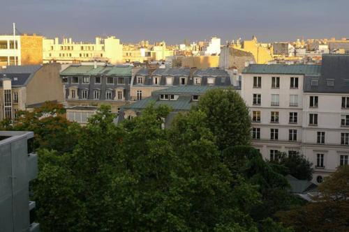 Faubourg-du-Roule Apartment | Elegant Penthouse Champs Élysées with Hot Tub & Top Ratings