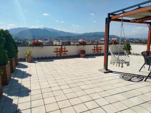 Tractorul Apartment | Elevated Penthouse with City View and Infinity Pool