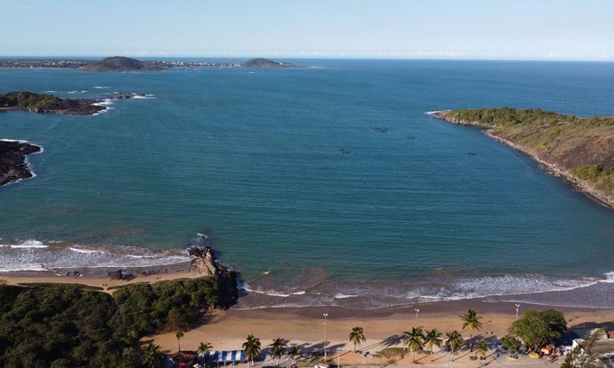 Praia do Morro Apartment | Elegant Penthouse Flat with Pool & Oceanfront Views