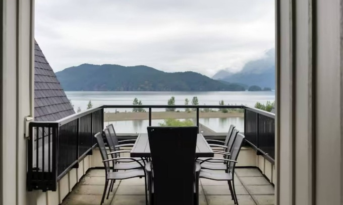 Hope Apartment | Pet-Friendly Penthouse Lake Home with Amazing Views