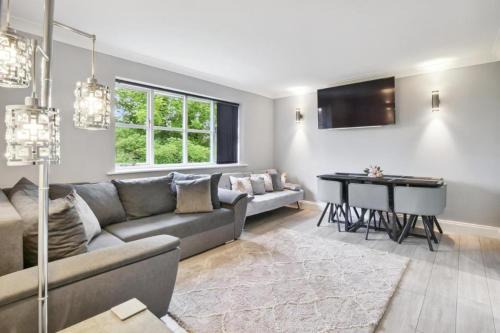 Knaphill Apartment | Discover the Penthouse Long Stay Gem with Free Parking