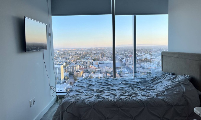 Wilshire Center Apartment | Elegant Penthouse Apartment Steps from Downtown LA
