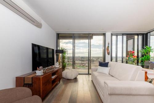 Docklands Apartment | Penthouse Luxury Suite - Free Parking, Pool & Gym