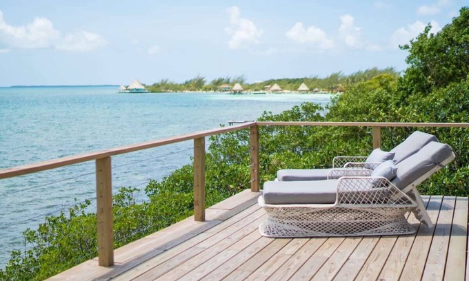 Dangriga Apartment | Elegant Penthouse Oceanfront Cabana with Spa & Breakfast