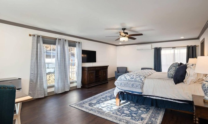 Waldron Apartment | Inviting Penthouse with River Views and Family Amenities