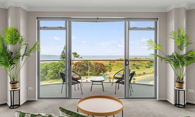 Papamoa Beach Apartment | Penthouse & Panoramic Views!