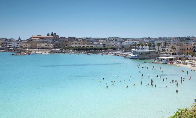 Il Monte Apartment | Seaview Penthouse: Beachside Retreat with Breakfast Included