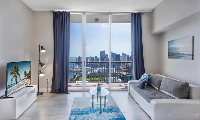 Edgewater Apartment | Elegant Penthouse Studio on 56th Floor with Ocean View