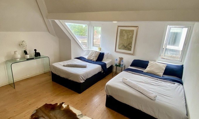 Golders Green Apartment | Pet Friendly Penthouse Studio with Workspace & TV
