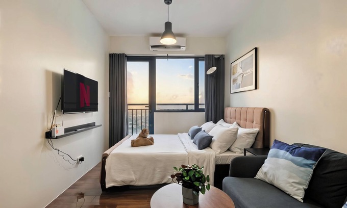 San Antonio Condo | Penthouse Studio with City Views in Makati - Air Residences