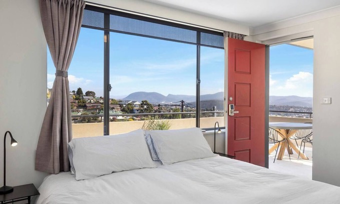 West Hobart Apartment | Stylish Penthouse with Panoramic Views and Breakfast Included