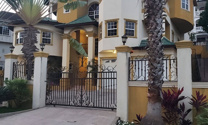 West Gate Hills Apartment | Beachside Penthouse Suite - Family-Friendly Retreat Awaits!