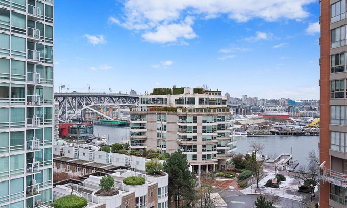 Downtown Vancouver Condo | Exclusive Penthouse Suite with Jacuzzi and Ocean Views