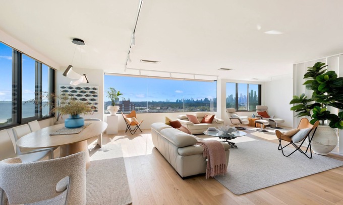 St Kilda West Apartment | Exclusive Penthouse with Bay & City Views - Rated 10/10