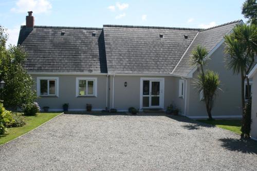 Carnhedryn Bed & Breakfast | Welcoming Pentigili: Guest Rated 9/10 with Breakfast & Access