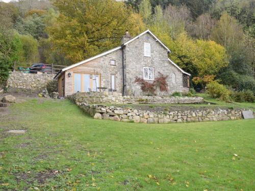 Oswestry House | Pet-Friendly Pentre Cwm Bach with 9.5/10 Guest Rating