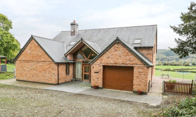 Meifod Cottage | Family-Friendly Pentrego Isaf with Cozy Open Fire in Meifod