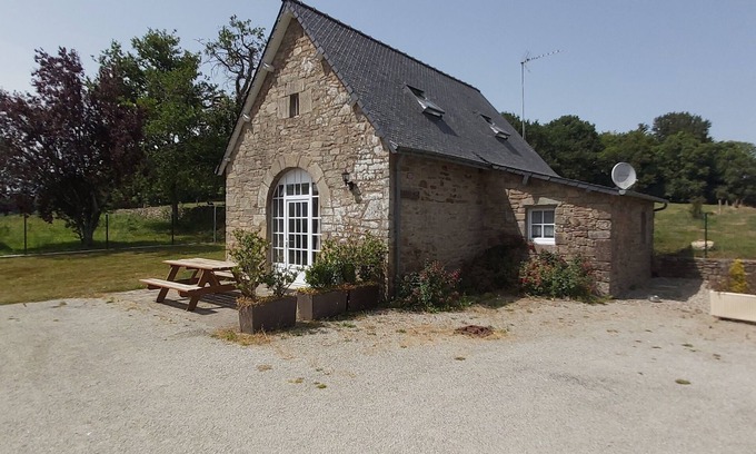 Languidic House | Family-Friendly Penty Breton with Pool and Breakfast