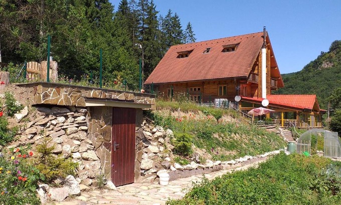 Oravsky Podzamok House | Pet-Friendly Penzión Racibor: Family Comfort Awaits