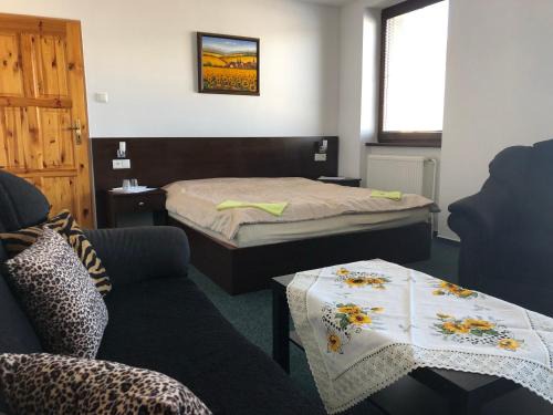 Liptovska Teplicka House | Cozy Penzión Váh: Family-Friendly Stay with Restaurant