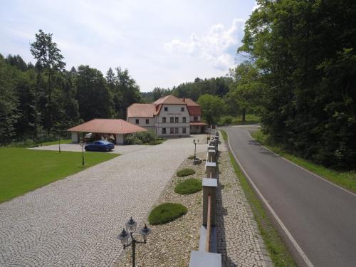 Sluknov House | Discover Penzion Čítkův Mlýn: Pet-Friendly Retreat with Dining