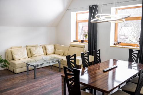 Horni Lhota Apartment | Inviting Penzion a Restaurace v Zátiší: Pet-Friendly Retreat