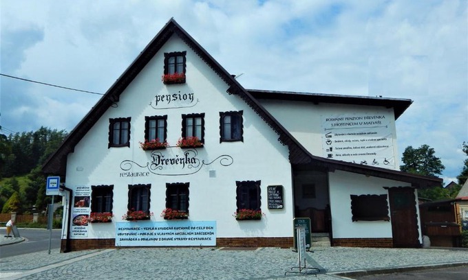 Osecna House | Discover Penzion Dřevěnka: Pet-Friendly & Rated 9/10