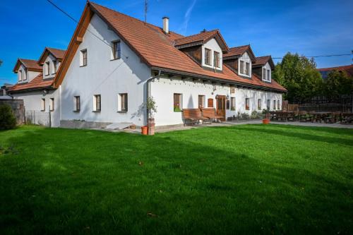 Staric House | Pet Friendly Retreat at Penzion Fryčovice with Hot Tub