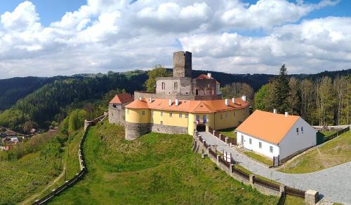 Manova Lhota House | Explore Penzion hradu Svojanov: Pet-Friendly Retreat