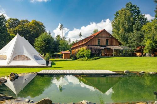 Senetarov House | Pet-Friendly Penzion Kůlna: Oceanfront Oasis with Pool