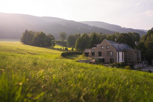 Hyncice pod Susinou House | Pet-Friendly Penzion Kolovna with Hot Tub & High Ratings